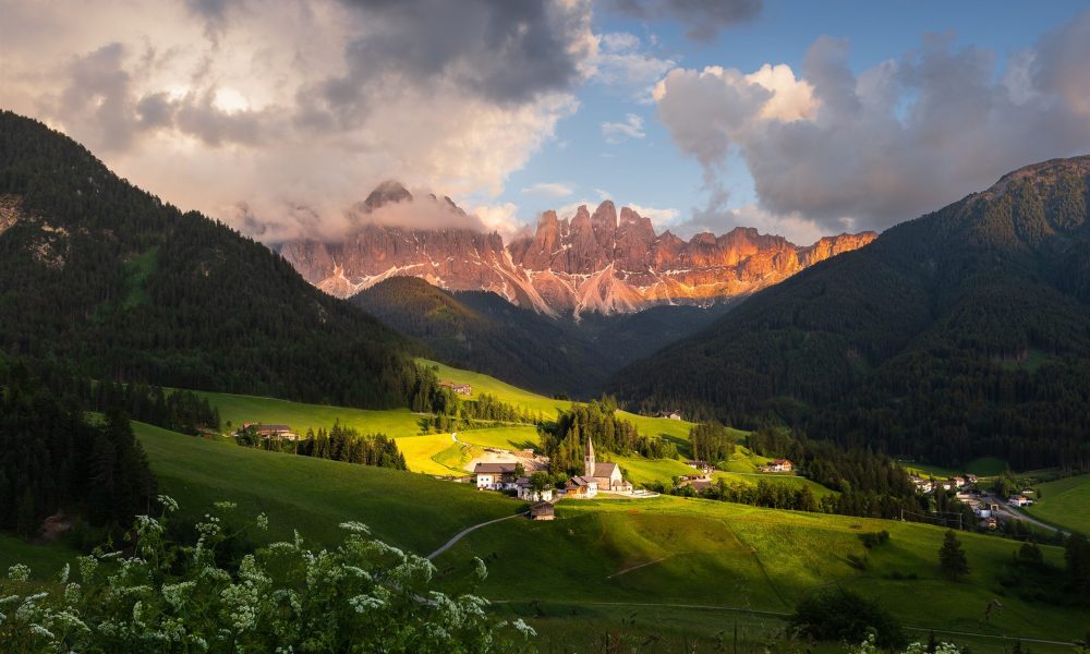 Dolomites-mountains-village-clouds-Italy_2880x1800
